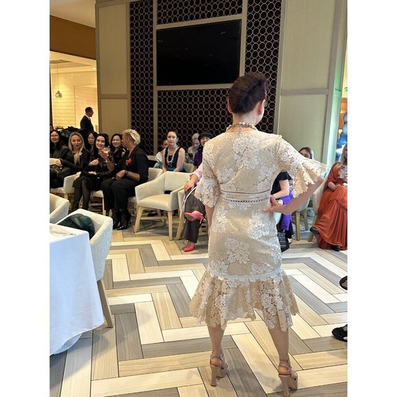 Saylor Beige/White Floral Mermaid Lacy Dress Size Small - Picture 2 of 10